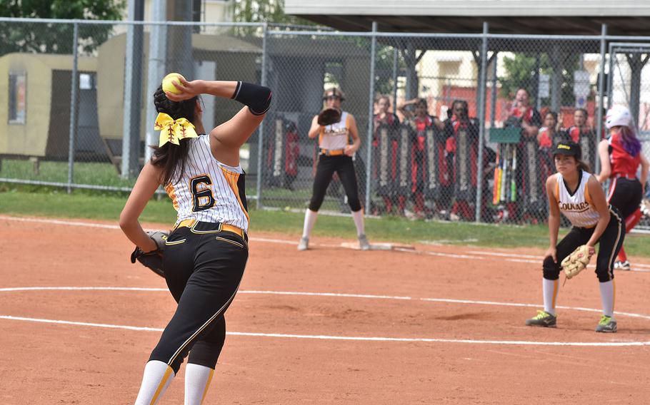 Vicenza third baseman Jasmine Pason tries to throw out a Kaiserslautern runner after scooping up a ground ball on Friday, May 11, 2016.