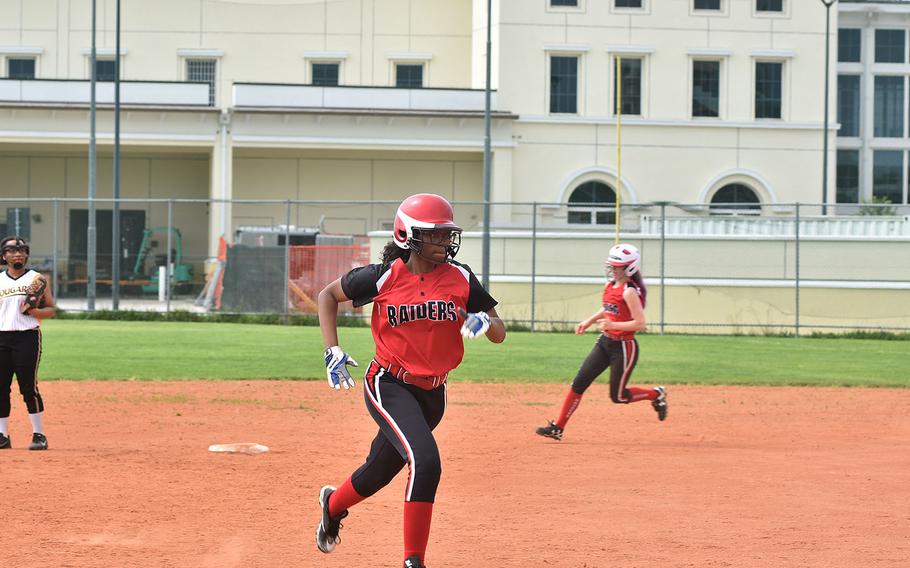 Kaiserslautern's Kaela Bedford and Chloe Whisennand race around the bases on Whisennand's home run against Vicenza on Friday, May 11, 2018.