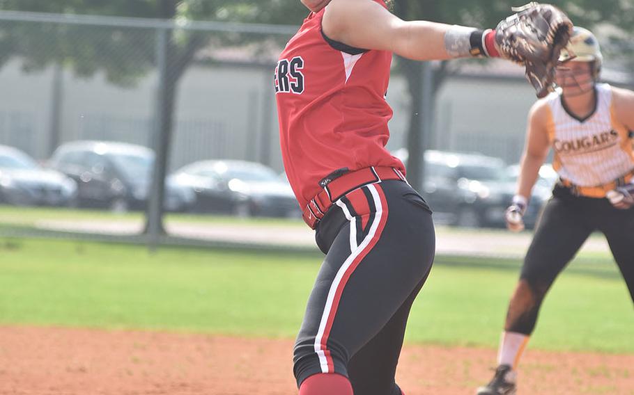 Kaiserslautern ace Ally Alamos winds up toward the plate in the Raiders' 24-3 victory over Vicenza on Friday, May 11, 2018.