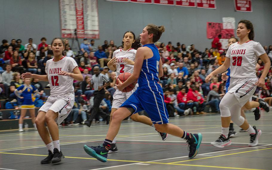 Wiesbaden's McKinley Viers drives for a lay-up during a basketball game against Kaiserslautern in Kaiserslautern, Germany, Friday, Jan. 31, 2020. Kaiserslautern won the game 31-24.  