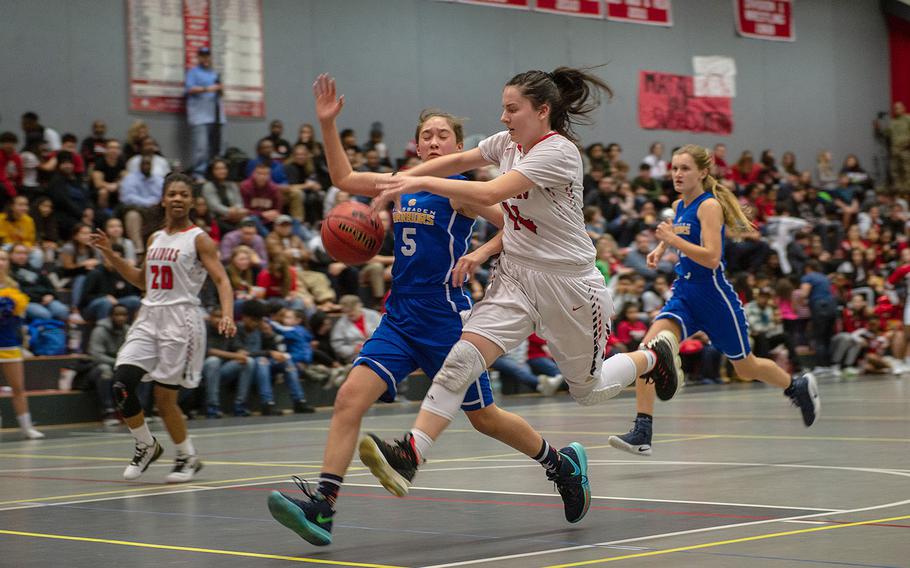 Kaiserslautern's Rebecca Moon makes a no-look pass during a basketball game against Wiesbaden in Kaiserslautern, Germany, Friday, Jan. 31, 2020. Kaiserslautern won the game 31-24.  