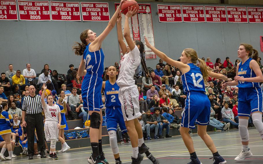 Wiesbaden's Lyndsey Urick blocks a shot during a basketball game against Kaiserslautern in Kaiserslautern, Germany, Friday, Jan. 31, 2020. Kaiserslautern won the game 31-24.  