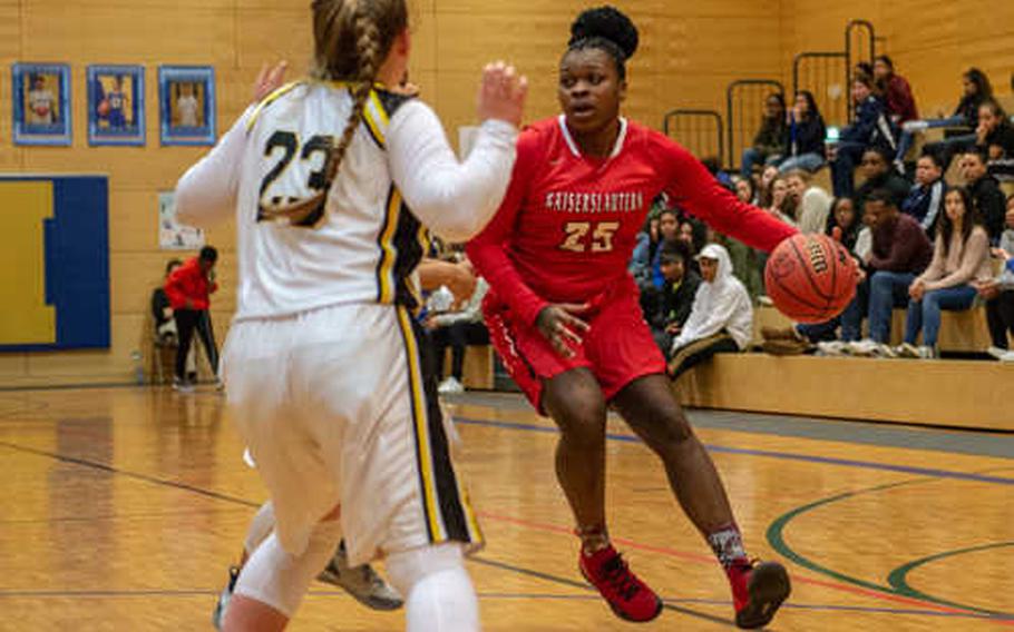 Kaiserslautern's Le'Jhanique Brown dribbles dow the court during a basketball game between Stuttgart and Kaiserslautern at Wiesbaden High School, Germany, Feb. 22, 2019.