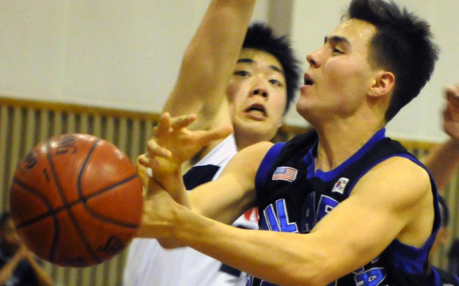 Seoul American's John Graham can't find the handle on the basketball against Yongsan International-Seoul defender Jon Bai during Saturday's championship game in the 2011 Korean-American Interscholastic Activities Conference Boys Division I Basketball Tournament at Gyeonggi Suwon International School, South Korea. The Falcons routed the Guardians, 87-59.