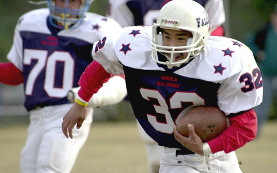 Seoul American&#39;s Leo Pacheco carries the ball during the first quarter of Saturday&#39;s World Bowl.