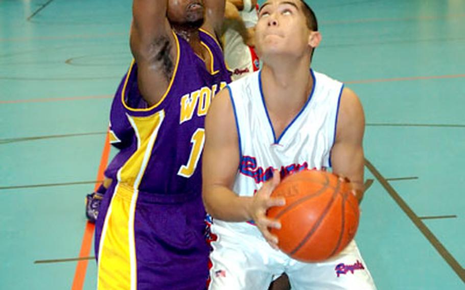 Ramstein&#39;s Allen Weaver, right, looks for a shot in the lane as Würzburg&#39;s Deion Davis applies defensive pressure during Friday&#39;s game.