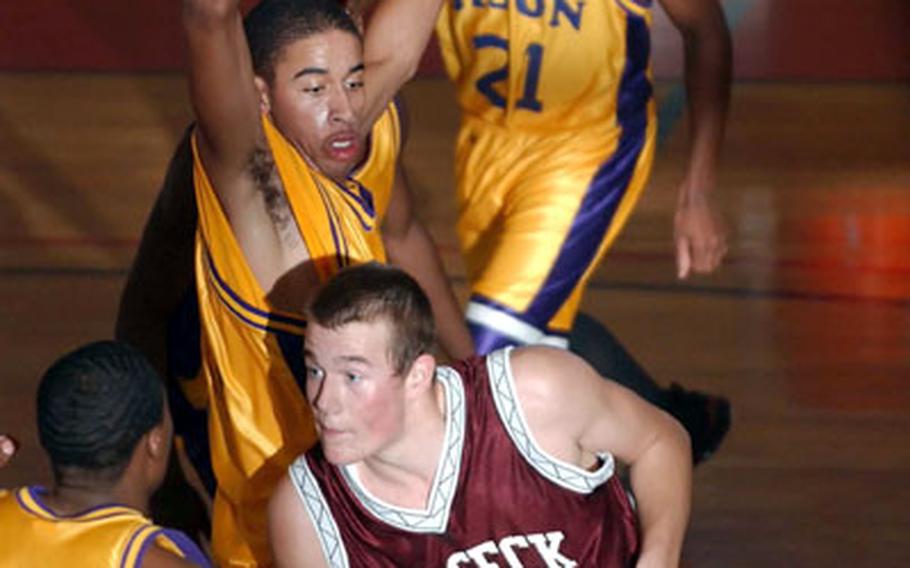 Vilseck&#39;s Kevin Pollack tries to split Mannheim defenders Desmond Brown, left, and Reggie Jenkins during Saturday&#39;s game.