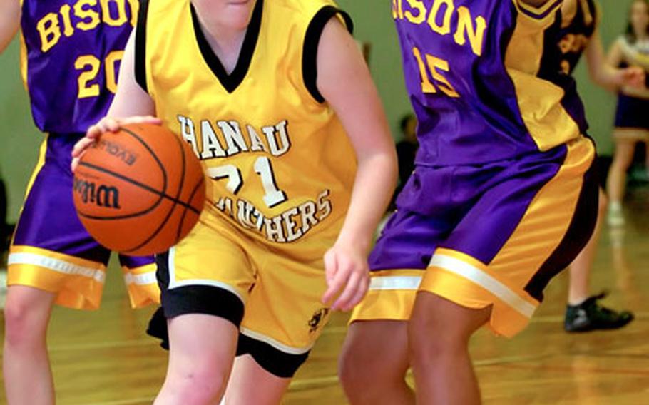 Hanau's Emily Morris, center, tries to split the defense of Mannheim's S'Nita Camps, right, and Jessica Green.