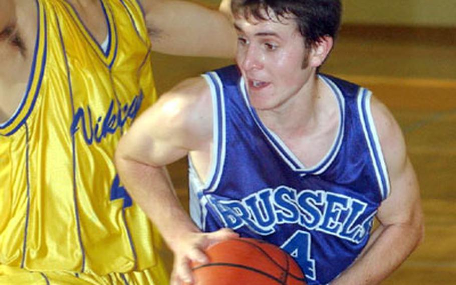 Mike Moyseowicz of Brussels, right, tries to work around Iceland’s Anjo Castro during the Brigands’ 58-29 victory on Friday.
