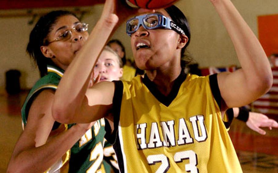 Hanau&#39;s Katisha Fauntleroy, right, drives to the basket past Naples&#39; Michelle Brown during Saturday&#39;s title game.