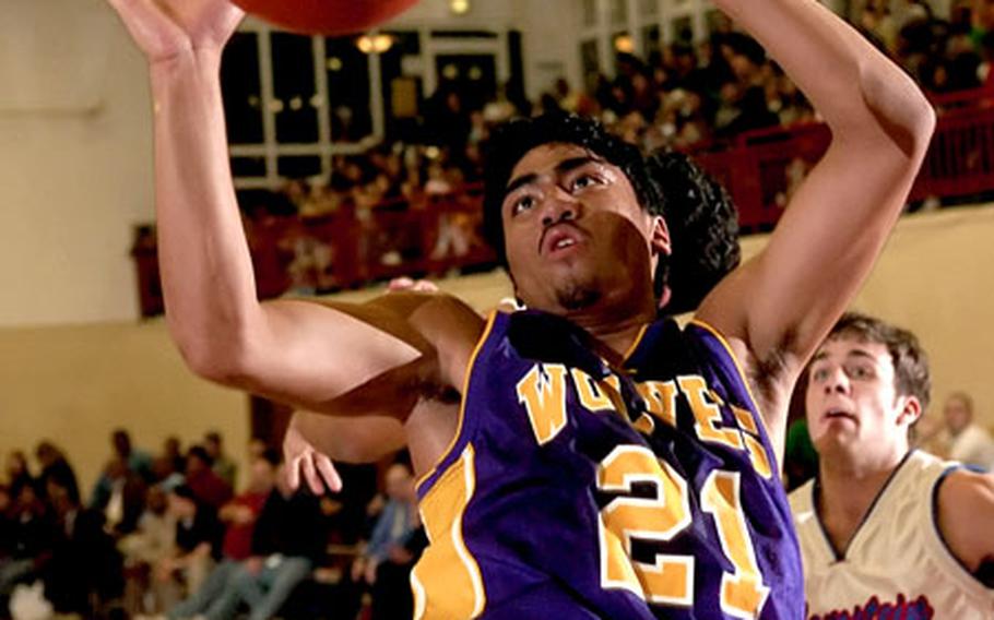 Würzburg&#39;s Soo Soo Taulelei grabs a rebound during Friday&#39;s Division I championship game.