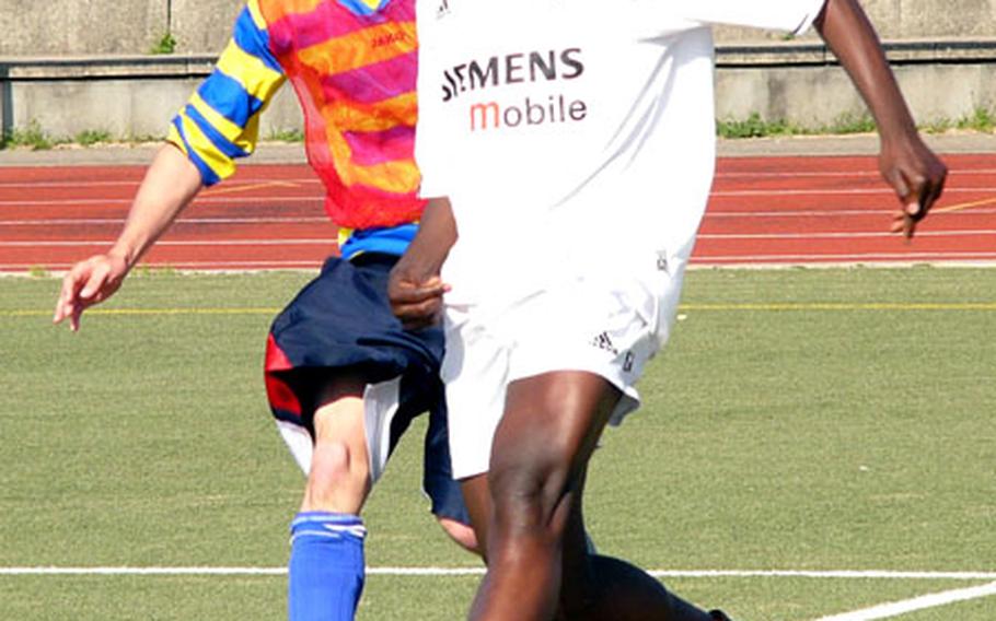 Bamberg forward Collins Wonzina, right, gets past defender Daniel Herring during practice.