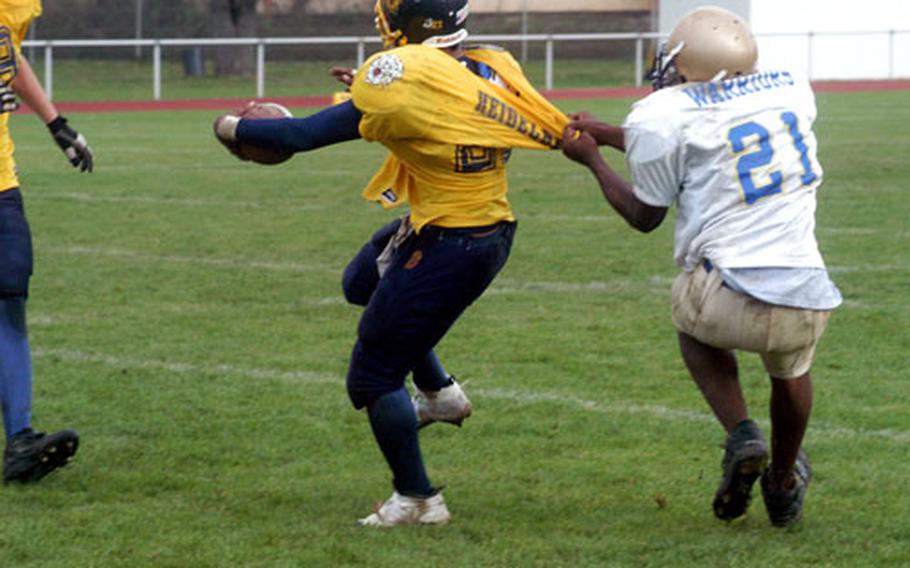 Wiesbaden’s Isaac Horton grabs the jersey of Heidelberg running back Lewis Allen Jr. and drags him down.