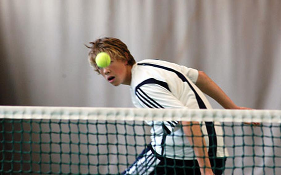 Heidelberg’s Sam Pohl watches his shot clear the net in the boys’ doubles final in Wiesbaden on Saturday.