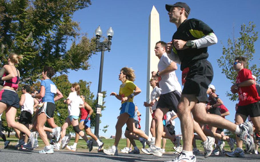 Runners in Sunday&#39;s Marine Corps Marathon in Washington, D.C. pass the Washington Monument as they approach the 14-mile mark.