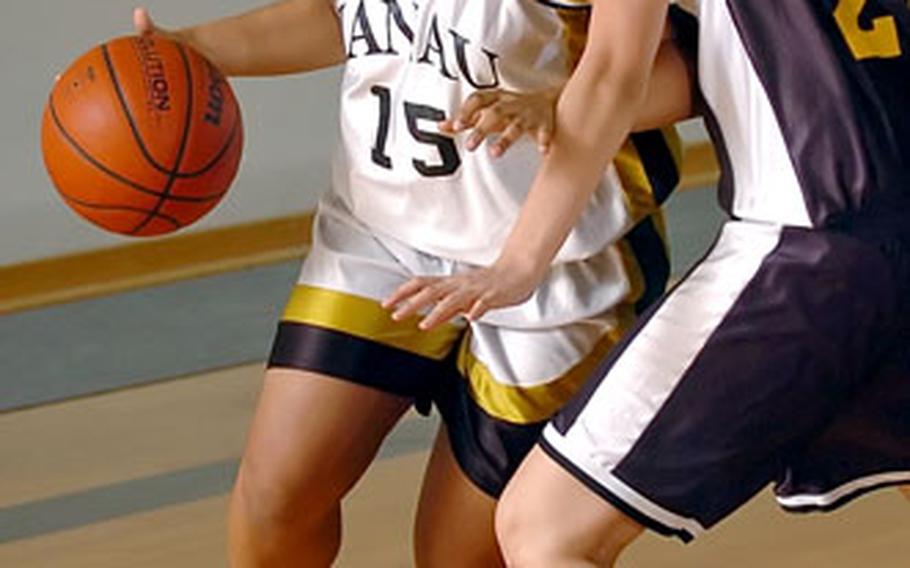 Hanau’s Lekeisha Kinslow drives the baseline around Patch’s Jennifer Ocenar Friday night.