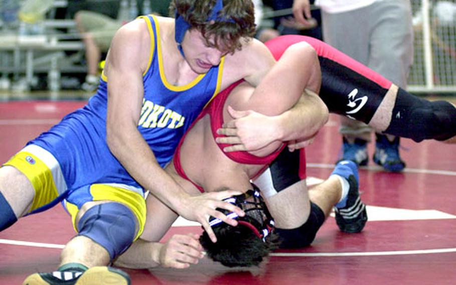 Zach Dopslaf of Yokota tangles with Chris Sanders of Nile C. Kinnick during Thursday&#39;s 180-pound round-robin bout. Dopslaf, the defending gold medalist, decisioned Sanders 2-0.