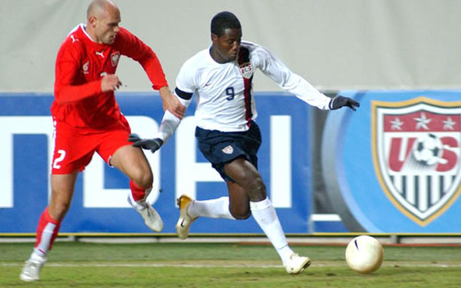 Forward Eddie Johnson of the U.S., right, gets away from Poland&#39;s Mariusz Jop.