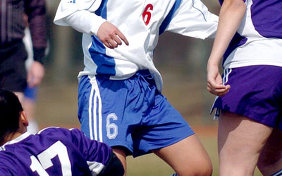 Ramstein’s Jayci Cachuela tries to split the defense of Würzburg’s Aylin McGinnis (17) and Contessa Parsons on Saturday.