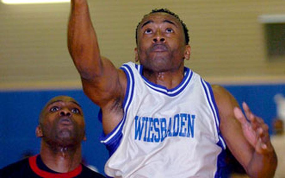 Wiesbaden’s Londaryl Perry sinks a layup against Kaiserslautern on Sunday.