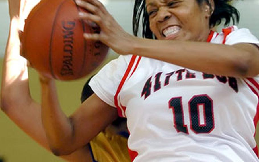 Kitzingen’s Kelly Crawford grabs a rebound against Wiesbaden on Sunday.