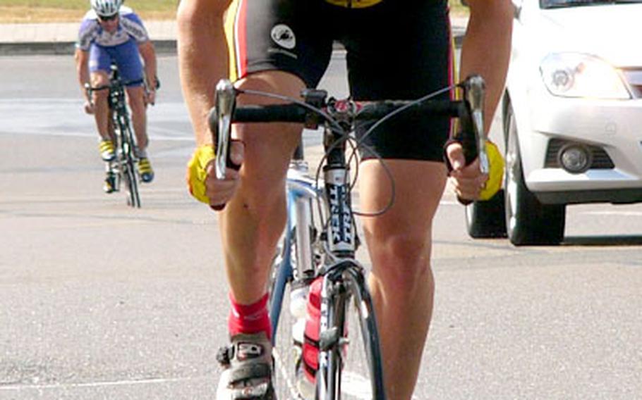 Men&#39;s masters champion James Sharp of Hanau leaves the pursuit and the pace car far behind.