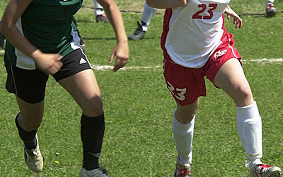 Seoul Foreign’s Nicole Muther, right, and Taegu American&#39;s Sarah Eades race for a ball during Friday&#39;s semifinal match in the 2007 Korean-American Interscholastic Activities Conference Girls Division I (large schools) tournament.
