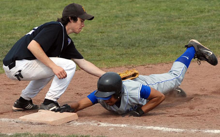Ramstein&#39;s Emmanuel Lopez just gets back to first base under the tag of Stuttgart&#39;s Steve Murtha in the title game of the European Biggs Baseball Championships.