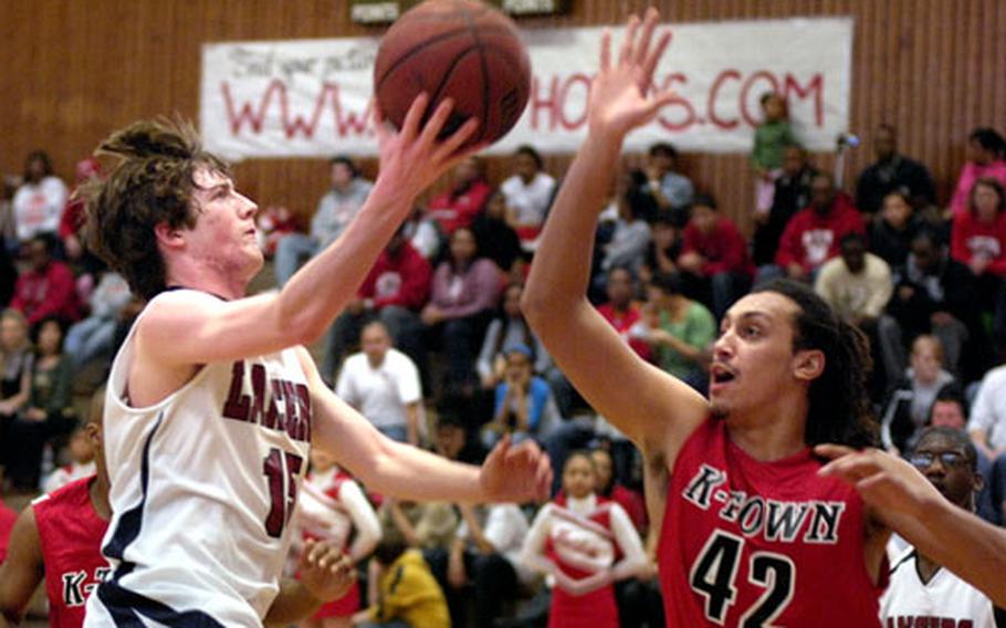 Trevor Snapp of Lakenheath drives to the hoop past Sayf Koné of Kaiserslautern during their Saturday&#39;s game at Vogelweh.