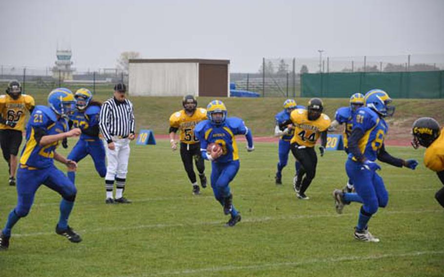 Ansbach&#39;s Alex Moya, center, breaks away from the Vicenza defense for a big gain in Ansbach&#39;s 54-12 win Saturday.