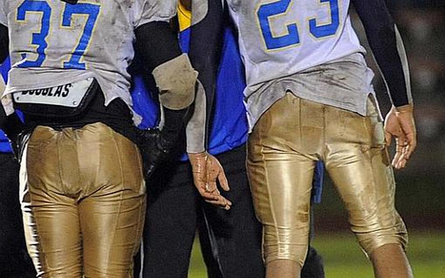 Wiesbaden head coach Steve Jewell comforts Stephen Adams, left, and Philip Tross after the Warriors lost the Division I final, 23-20, against Heidelberg, in overtime.