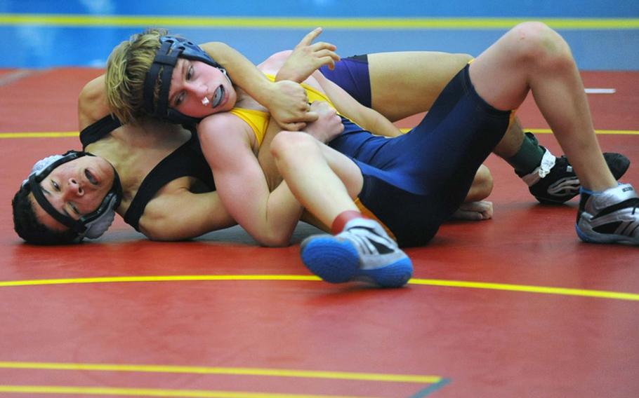 Mannheim&#39;s Wayne Hagan, left, and Heidelberg&#39;s Nick Baxter grapple in a 112-pound match won by Hagen in Heidelberg, on Saturday.