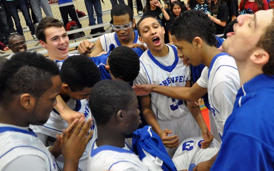 The Hohenfels Tigers celebrate their Division II title after defeating Bamberg 51-37 on Saturday.