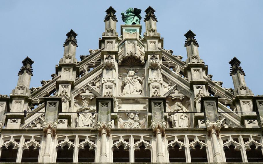 Statues decorate the facade of Sint Jan, ?s Hertogenbosch&#39;s cathedral.