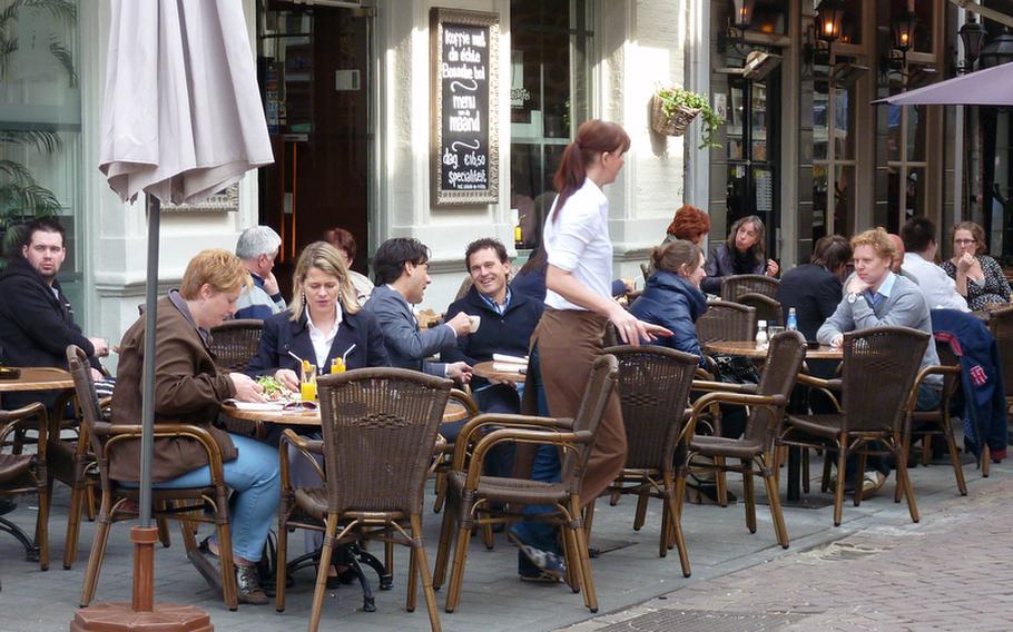 There are many cafes and restaurants in ?s Hertogenbosch, and as soon as the weather is warm enough the people enjoy the outdoors.