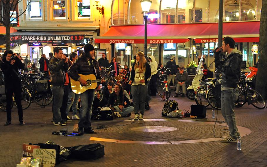 An Irish singer and a Spanish guitarist entertain on the Leidseplein, one of the hot spots on an Amsterdam evening.