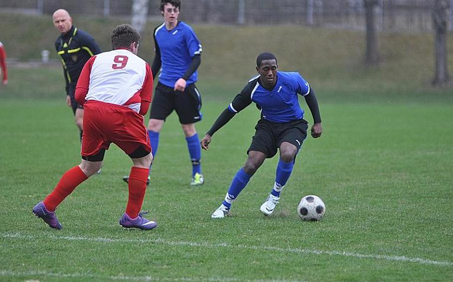 Andre Walker of Hohenfels tries to get around Schweinfurt defender Logan Mansfield Saturday in Hohenfels' 2-1 win over the Razorbacks.