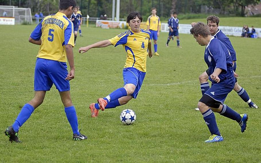 Wiesbaden sophomore John Arnold scored two goals on Saturday to help his team to a 7-0 victory over the visiting Barons from Bitburg. Here, Arnold tries to shake sophomore Bitburg defender Kenny Love.