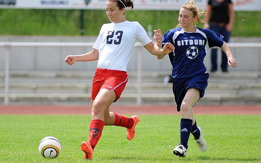 Schweinfurt's Patricia Peace-Valverde, left, gets past Bitburg's Taylor Mynderup in a Division II game in Waldmohr, Germany. Schweinfurt won the match 1-0.