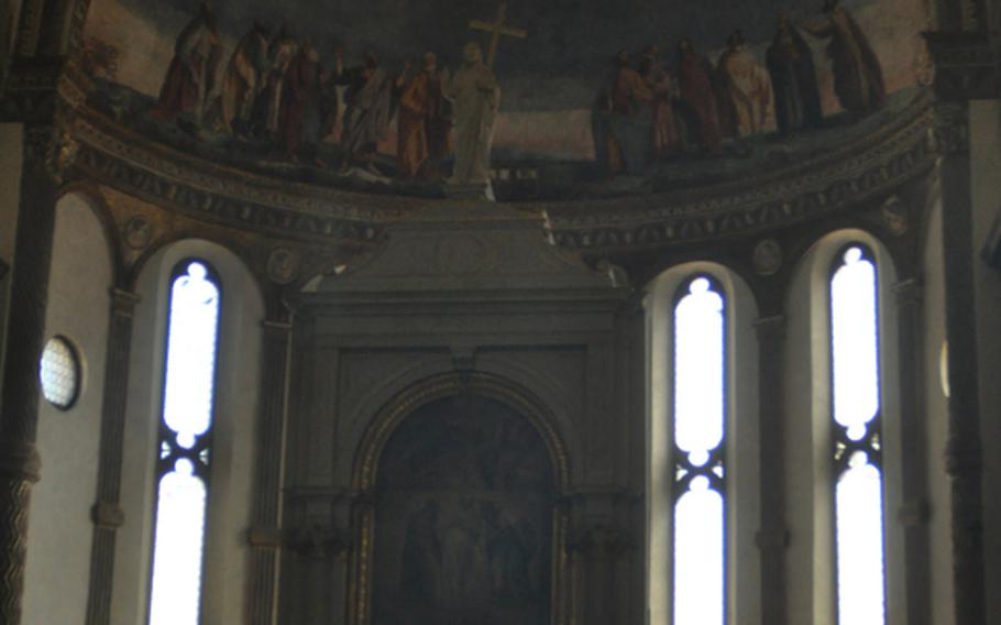 The colorful altar area of the Duomo di Santa Maria Assunta in Montagnana, Italy, contrasts with the ceiling and much of the of the interior. There are several places with stylized marble, frescoes and paintings and other spots where partial remains of frescoes can be seen.