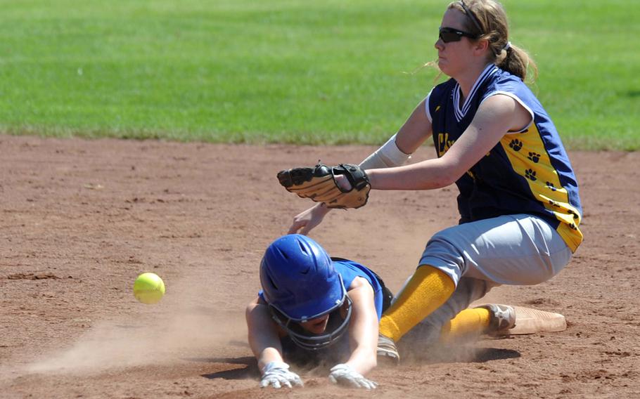 Lisa Bourgeois of Hohenfels beats the throw as Heidelberg's Cheyenne Parker waits for the ball.