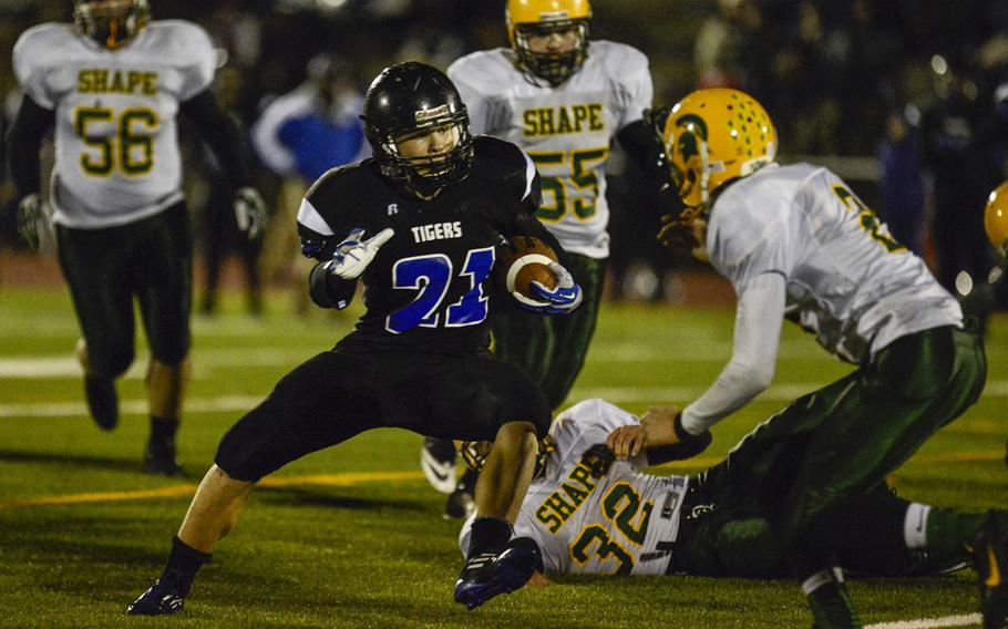 Hohenfels' David Vidovic cuts past SHAPE defenders in the DODDS-Europe Division II football championships at Kaiserslautern High School Stadium, Germany, Nov. 2, 2013.