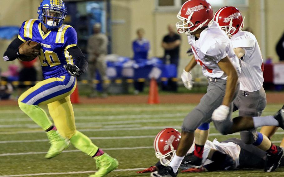 Yokota's Kishaun Kimble-Brooks tries to avoid three Nile C. Kinnick defenders Friday, Oct. 7, 2016.