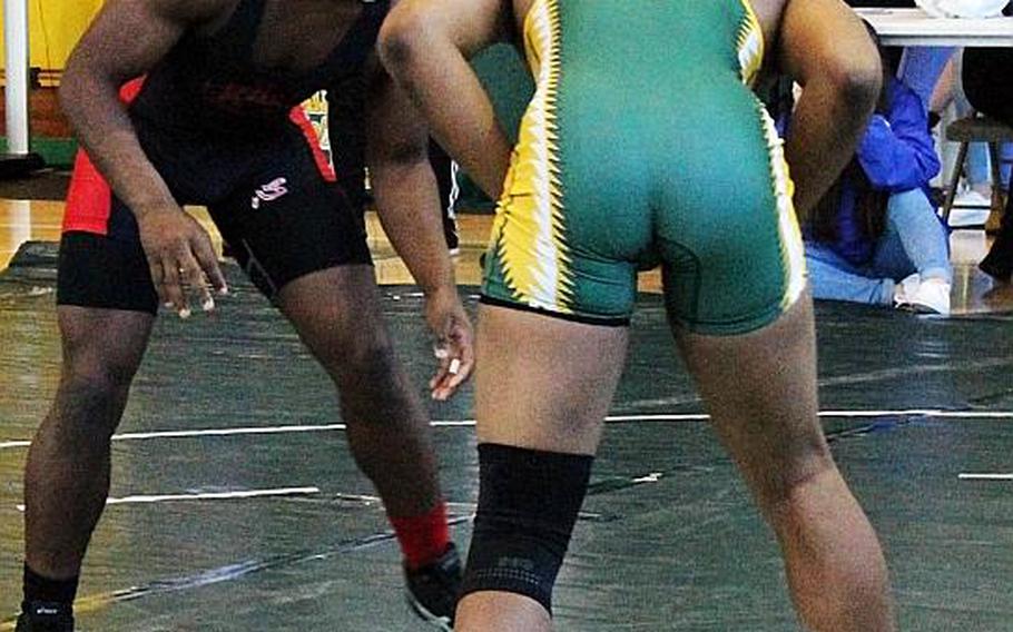 Dwayne Lyon, left, of Nile C. Kinnick is the reigning Far East 180-pound champion. Here in the Robert D. Edgren invitational, he goes against the wrestler he beat for the gold a year ago, Edgren's Patrick Sledge.