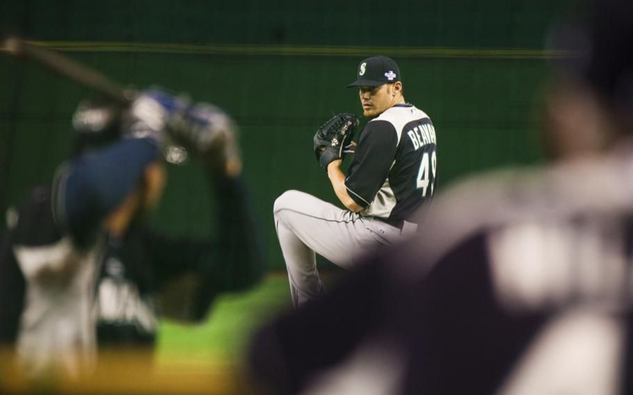 Blake Beavan of the Seattle Mariners pitches during practice Saturday at the Tokyo Dome in Tokyo.