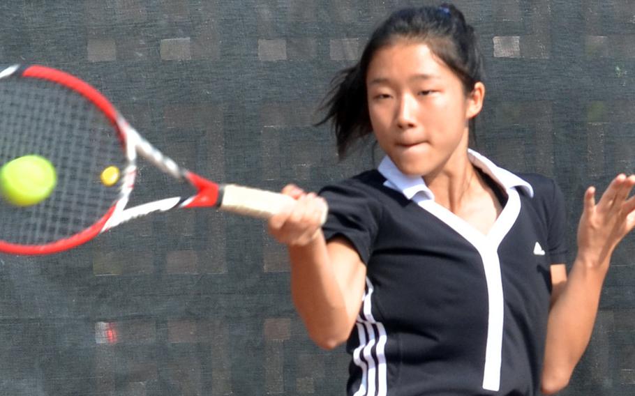 Seoul American's Grace Cho smashes a forehand return against Seisen International's Matilde Piras in Thursday's 6-2, 6-7 (3-7), 6-2 singles semifinal win.