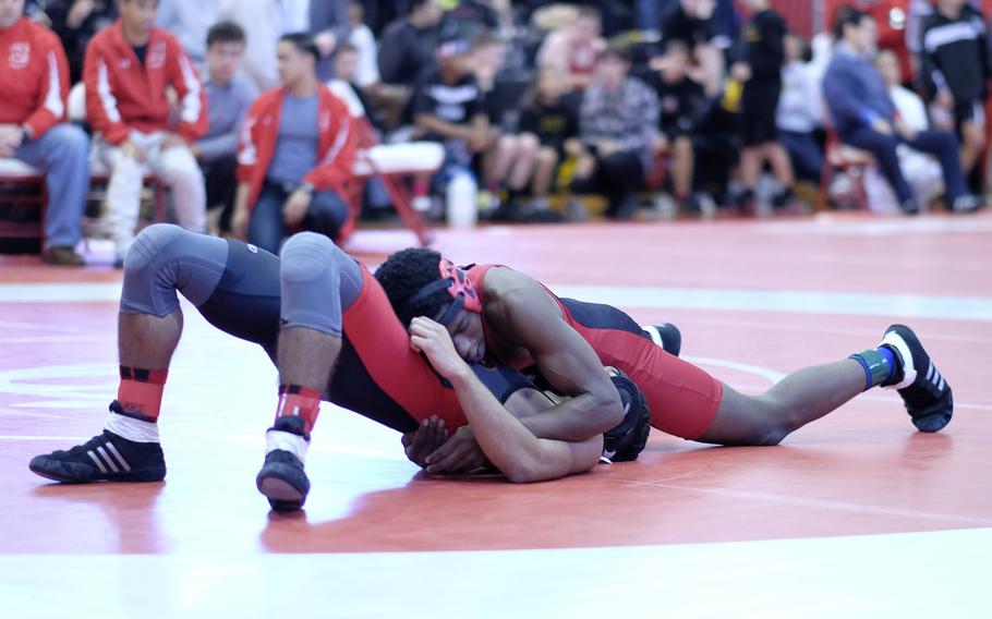 EJ King's Ahmeer Dinkins pins Nile C. Kinnick's Jeremiah Ramos in the 129-pound weight class second round of the Beast of the East.