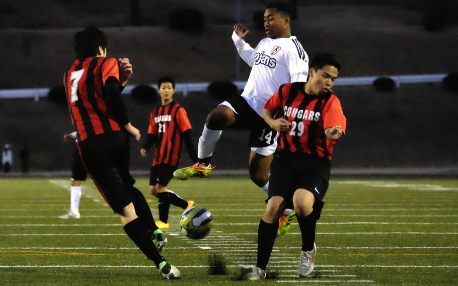 Zama's Malik Wilkes attempts to split St. Maur's defense March 24, 2015 at Camp Zama, Japan.