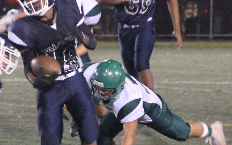 Seoul American RB Michael Haynes avoids a tackle by Daegu High's Tyler Pak on Oct. 9, 2015.