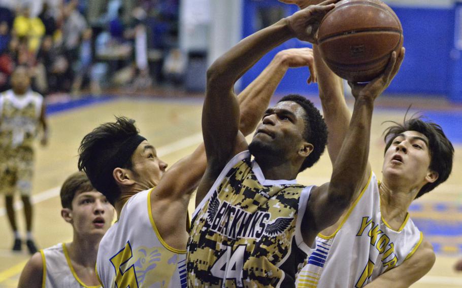 Yokota's Shota Springer, left, and Hunter Cort try to stop Humphreys' Malik Dampier.